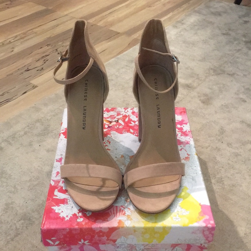 NEW WITH BOX Chinese Laundry Nude Sandals. SZ 9.5